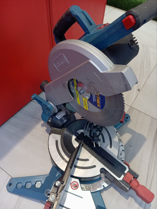 Торцовочная пила Erbauer EMIS254C