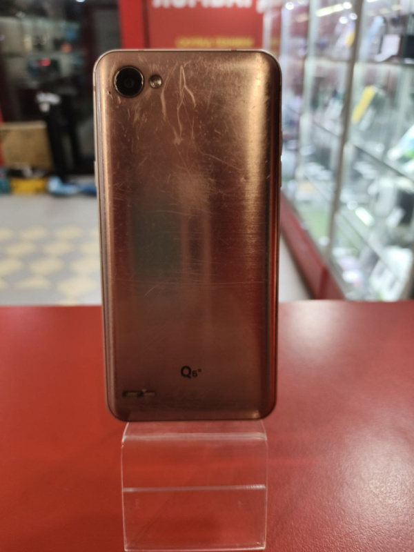 Мобильный телефон LG Q6