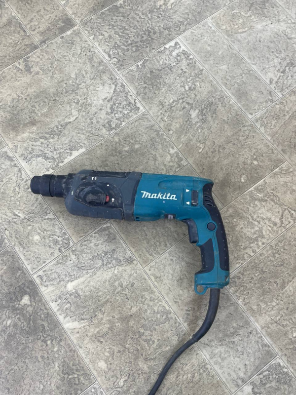 Перфоратор Makita hr2470