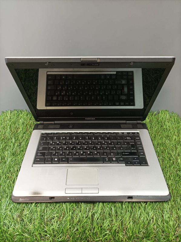 Ноутбук Toshiba PSLB8E-01100TPU