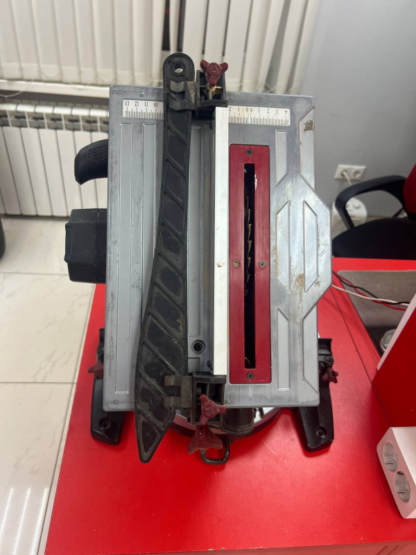 Торцовочная пила Зубр эптк210 1500