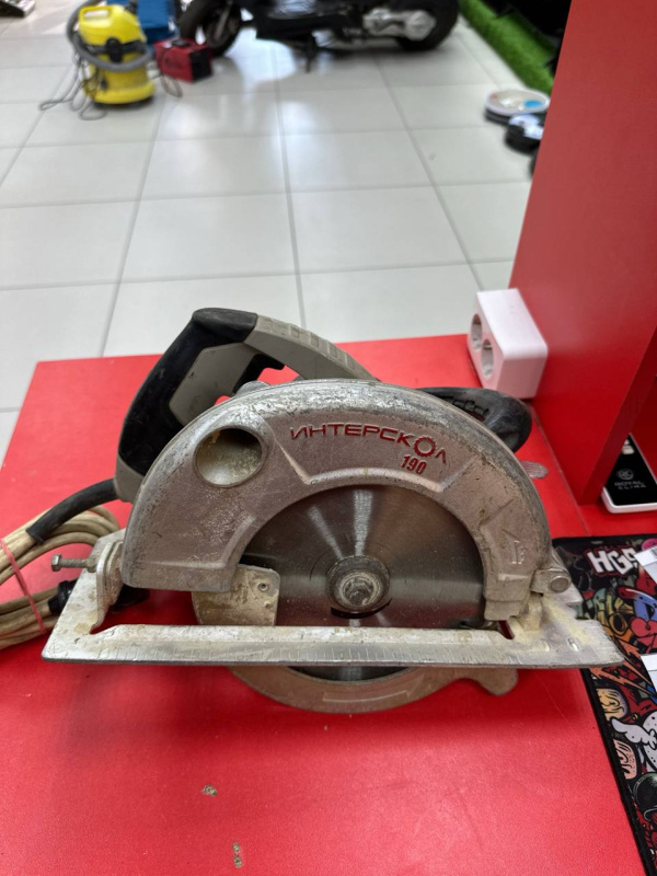 Торцовочная пила Интерскол д190