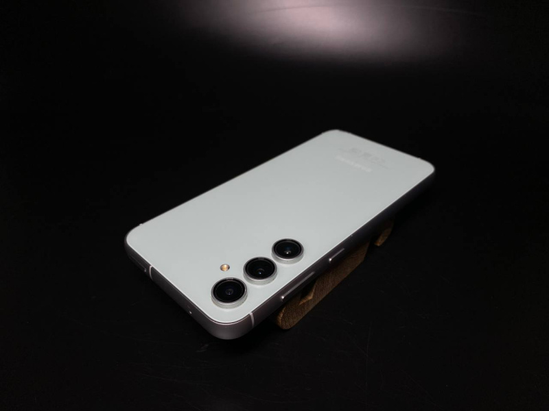 Мобильный телефон Samsung Galaxy S23 FE