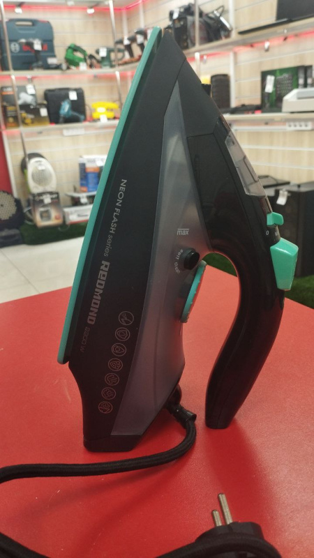 Утюг Redmond RI-C268