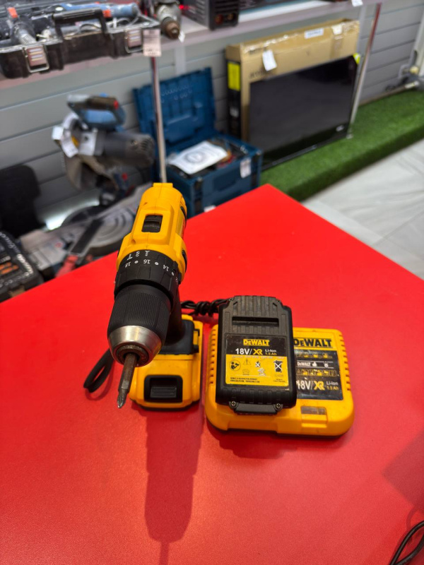 Шуруповерт Dewalt DCD776