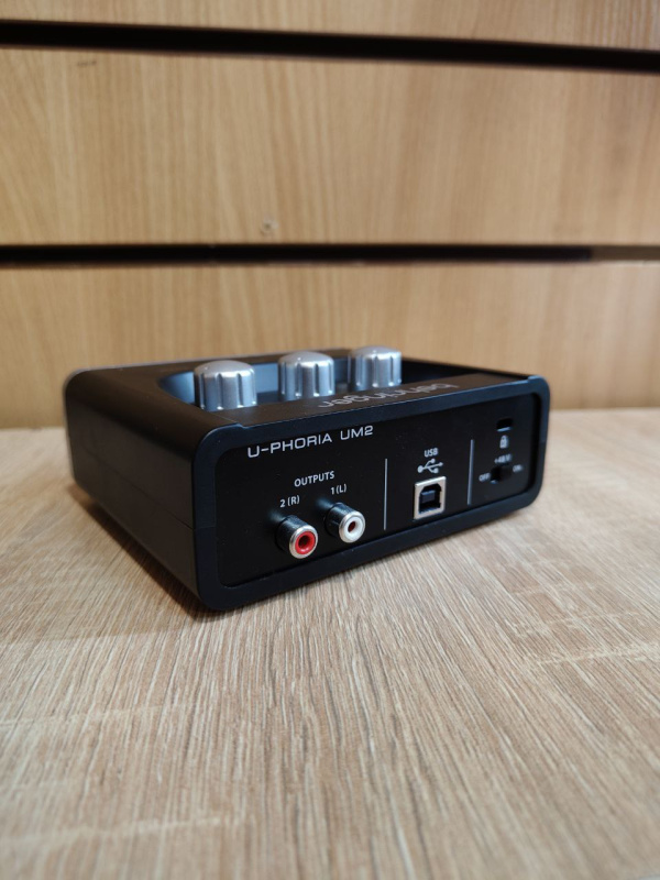 Звуковая карта   U-phoria Um 2