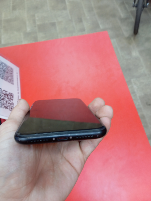 Мобильный телефон Apple iPhone XR