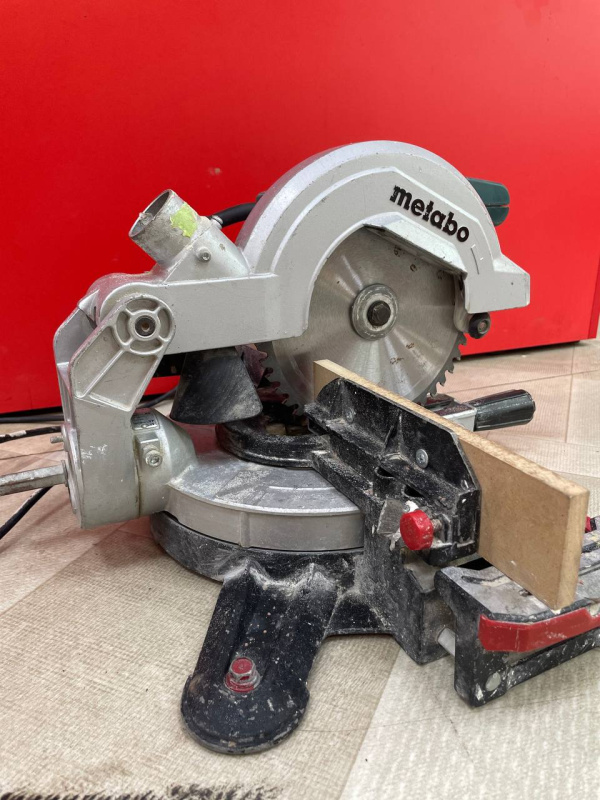 Торцовочная пила Metabo KS216 M Lasercut
