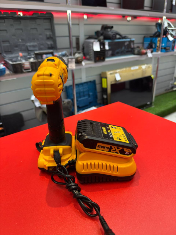 Шуруповерт Dewalt DCD776