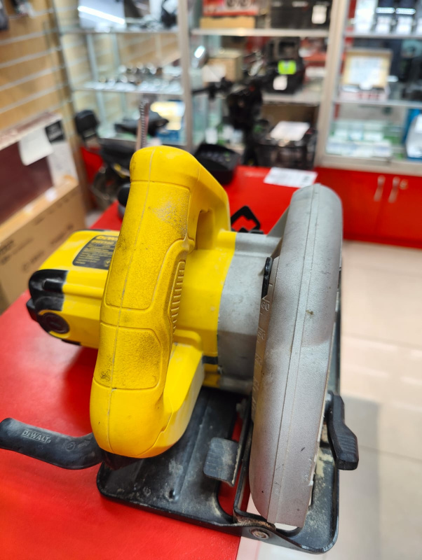 Циркулярная пила Dewalt DWE560