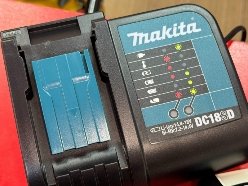 Зарядное устройство  Makita DC18