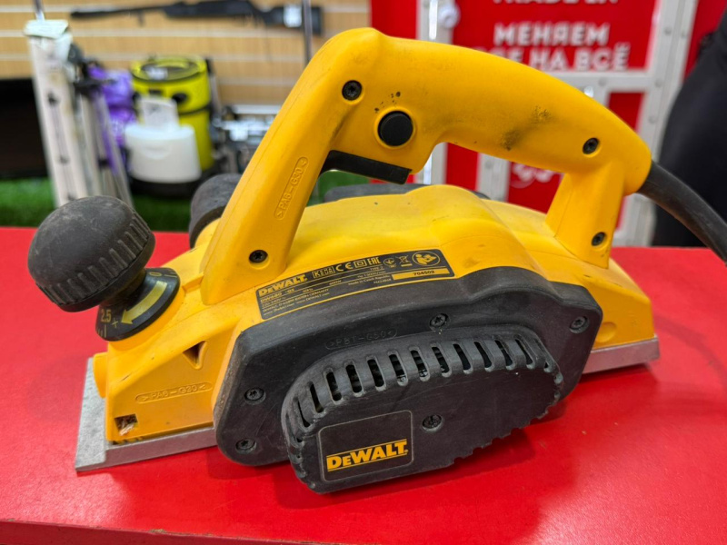 Электрорубанок Dewalt DW 680